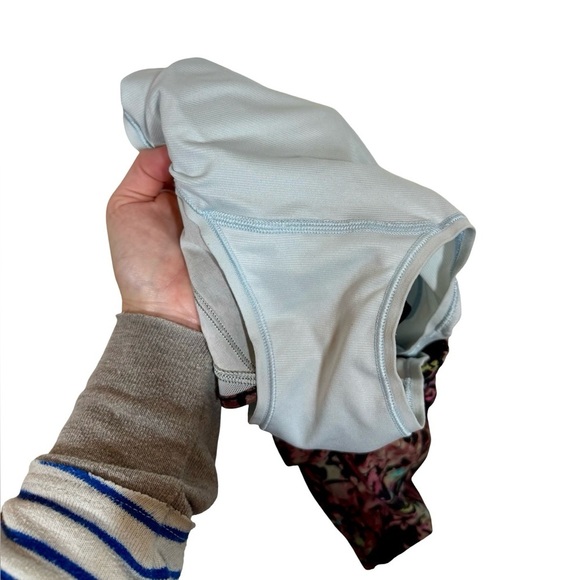 Lululemon Hotty Hot Low-Rise Lined Short 4" Stencil Blossom Red Multi/Sheer Blue - Picture 11 of 12